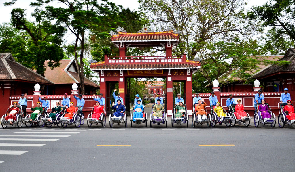 Photograph the lively energy of Hue’s community gatherings